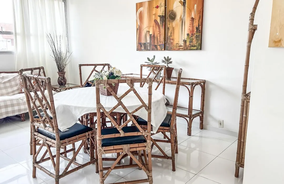 Apartamento com 4 quartos, uma quadra da Praia Enseada, Guarujá-1